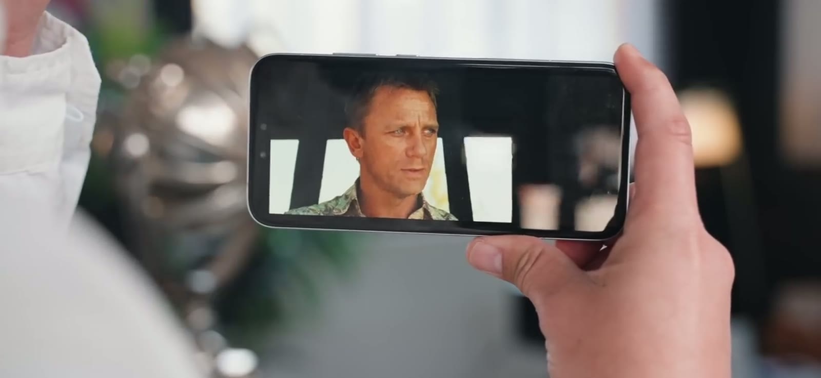 Full screen is where the pill earns its dead-zone reputation