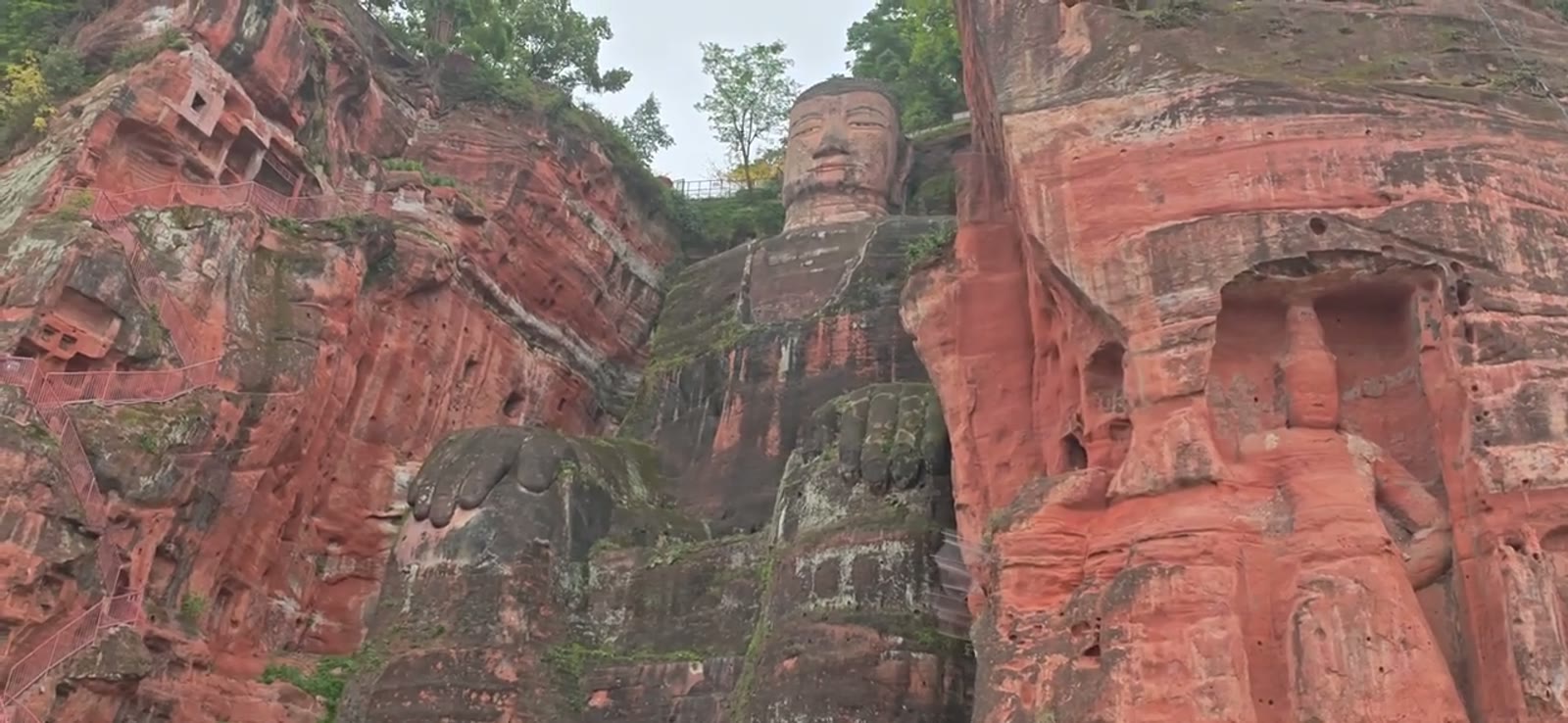 Shooting the Leshan Buddha at 10x, from a moving boat